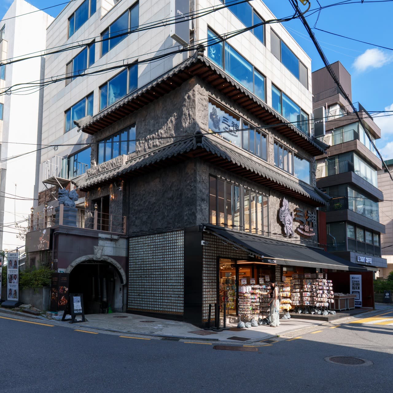 삼신 가로수길점 주간 외관 — the three-storey tiled-roof building of The Three Gods on Gangnam-daero 156-gil, a chinese restaurant (韓国料理 · 美食) on Garosu-gil in Sinsa-dong, Gangnam, Seoul